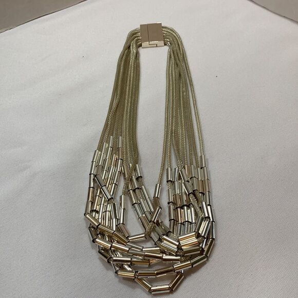 Beautiful silvertone necklace with magnetic closure - Picture 2 of 6